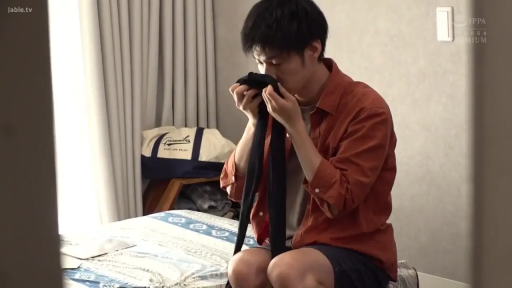 坐姿 · 卧室 · 陶醉 · 衬衫 · 闻嗅