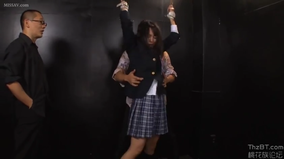 スーツジャケット · 暗室 · 拘束带 · 無力 · BDSM氛围 · 女生被束缚的双手
