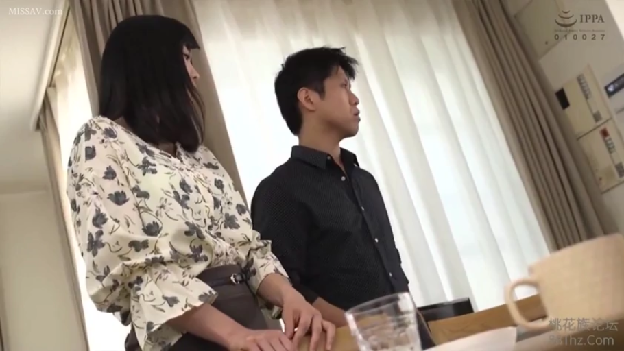 面无表情 · 居家环境 · 家具 · 女性花纹衬衫 · 人物半身侧面