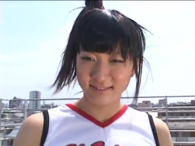 脸部特写 · 微笑 · 天台 · 拉拉队制服 · 背景有城市建筑