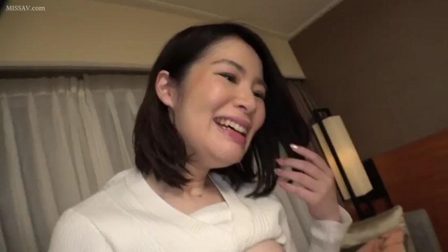 锁骨部位 · 开心 · 酒店卧室 · 白色针织上衣