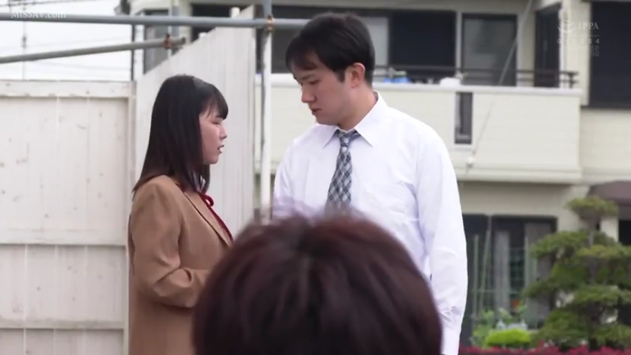专注 · 棕色西装校服外套 · 住宅区 · 人物半身中景 · 白日自然光