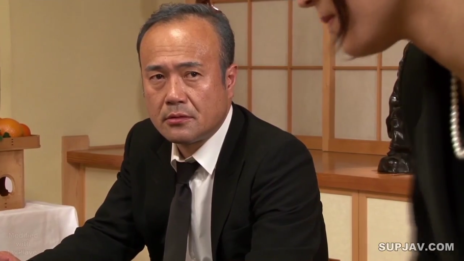 坐姿 · 严肃 · 和室 · 面部特写 · 凝视 · 西装 · 障子 · 中年人