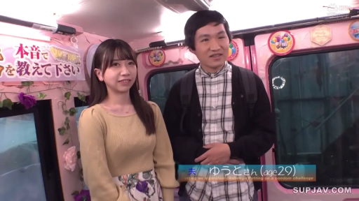 谈话 · 花色长裙 · 半身像 · 并肩站立 · 装饰大巴车内