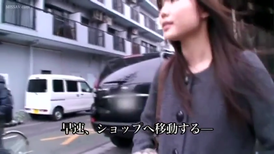 自然 · 中文字幕 · 街道 · 深色大衣 · 脸部近景