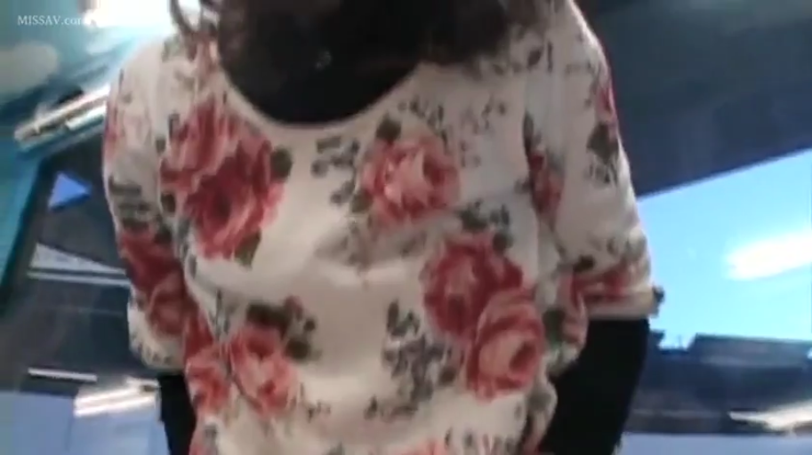 室内 · 站立 · 躯干特写 · 静态 · 低画质 · 花纹上衣 · 未见脸部