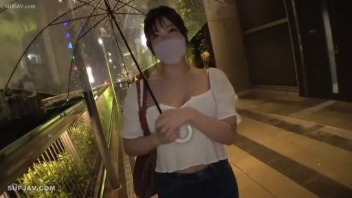 胸部特写 · 注视 · 室外 · 粉色口罩 · 雨伞 · 下雨