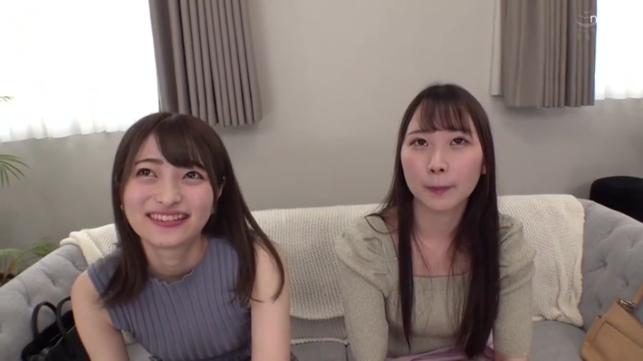 沙发 · 微笑 · 浅色针织衫 · 光线明亮 · 两人面部特写