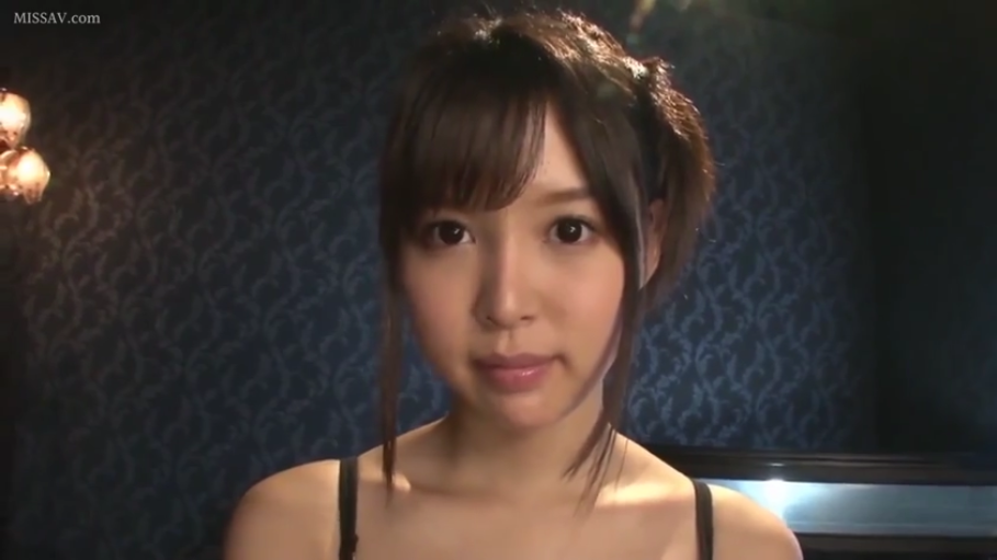 室内 · 脸部特写 · 平静 · 注视 · 长发 · 黑色吊带 · 正面坐姿