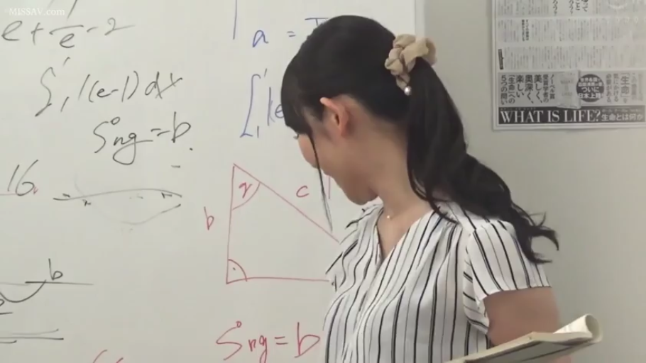 教室 · 微笑 · 侧脸特写 · 教材 · 条纹短袖衬衫 · 白板上写满了三角函数公式