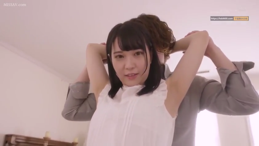 室内 · 俯视视角 · 白色无袖上衣 · 腋下特写 · 双手被举起 · 挑逗表情 · 从背后束缚