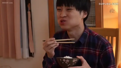 餐厅 · 咀嚼中 · 人物面部特写 · 木筷 · 深色格子衬衫