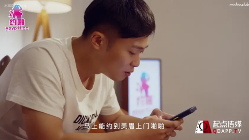 室内 · 坐姿 · 专注 · 剧情 · 手机 · 侧脸 · 白色T恤 · 玩手机