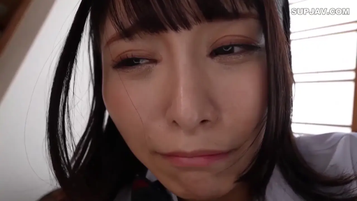 室内 · 眼神特写 · 半睁眼 · 白色制服上衣