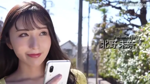 微笑 · 手机 · 黄色上衣 · 户外街道 · 人物面部特写