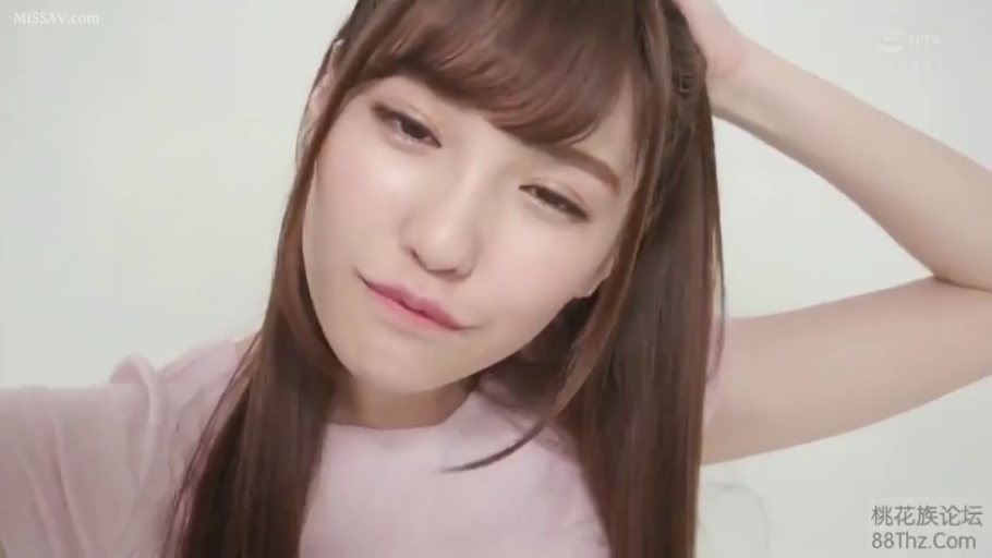 室内 · 脸部特写 · 粉色T恤