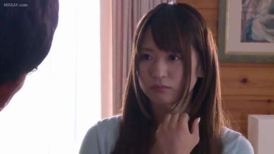 室内 · 忧郁 · 脸部特写 · 交流 · 长发 · 正面 · 浅蓝色上衣