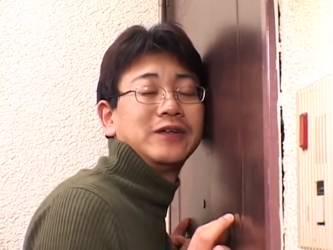 Glasses · 猥琐 · 面部特写 · 民宅门口 · 绿色高领毛衣