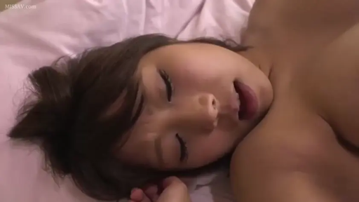 床上 · 张嘴呻吟 · 裸体 · 出汗 · 脸部表情特写 · 性交中