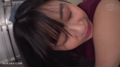 室内 · 满足 · 侧脸特写 · 酒红色上衣