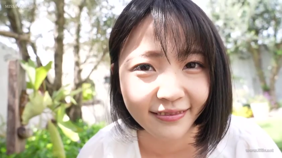 俯身 · 脸部特写 · 白色上衣 · 户外