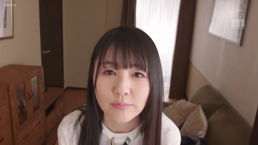 凝视 · 面部特写 · 白色上衣 · 公寓客厅