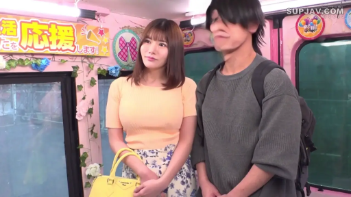 中景 · 自然 · 黄色手提包 · 对视 · 针织短袖 · 并排站立 · AV剧照 · 巴士车厢