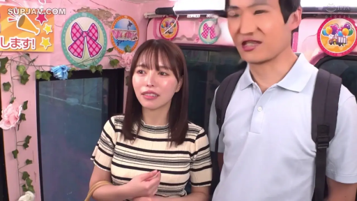 半身 · 对话 · 期待 · 素人 · 并排站立 · 条纹短袖 · 装饰贴纸 · 粉色车厢