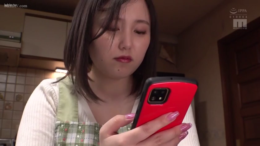 低头 · 专注 · 脸部特写 · 居家 · 厨房 · 手机 · 围裙 · 玩手机