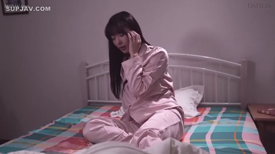 忧郁 · 卧室 · 中景 · 床 · 盘腿坐 · 长发 · 整理头发 · 粉色睡衣