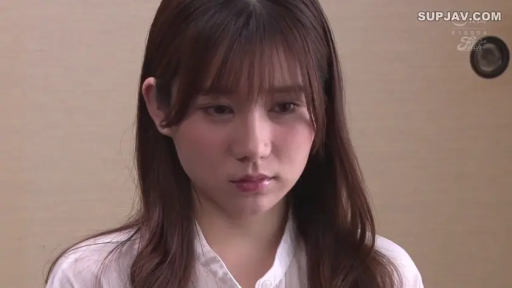 室内 · 忧郁 · 白色衬衫 · 面部特写 · 注视 · 长发 · 正面