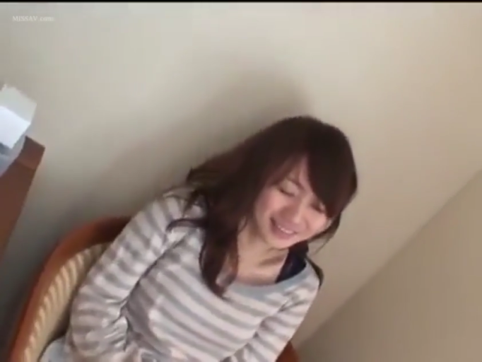 室内 · 微笑 · 条纹长袖衫 · 头部及肩部特写