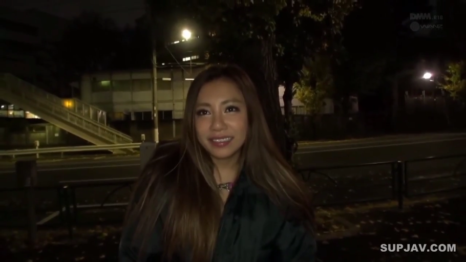 站立 · 微笑 · 对视 · 上半身 · 长发 · 黑色外套 · 街头夜晚