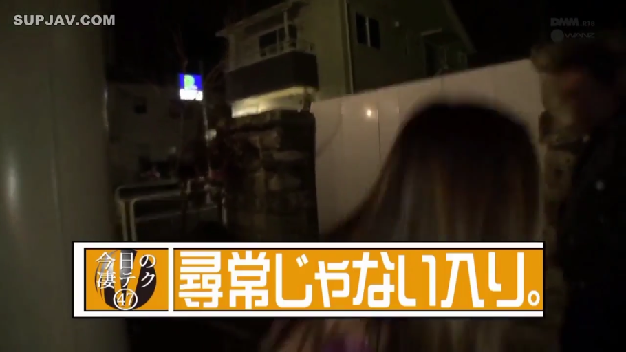 不可见 · 夜晚街道 · 深色休闲装 · 无 · 画面带有节目字幕标签 · 背景夜色特写
