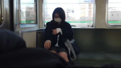 口罩遮脸 · 口罩 · 头部特写 · 单肩包 · 公共交通