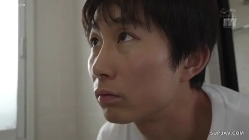 室内 · 严肃 · 脸部特写 · 凝视 · 仰头 · 男性 · 白色T恤