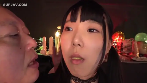 室内 · 颈部配饰 · 蕾丝颈圈 · 略带呆滞 · 男子侧脸 · 背景有多个假阳具