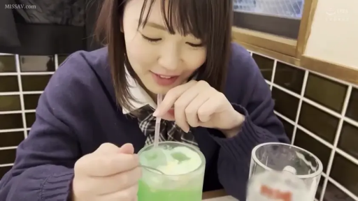 坐姿 · 脸部特写 · 微笑 · 学生制服 · 餐厅 · 喝饮料 · 饮料杯 · 约会视角