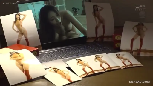 室内 · 口交 · 享受 · 跪姿 · 面部特写 · 连体衣 · 照片 · 成人影像