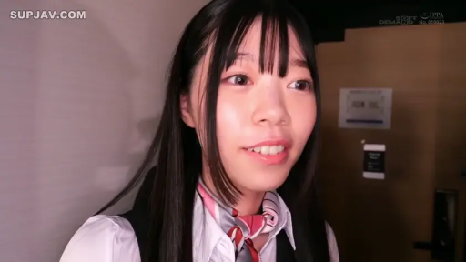 走廊 · 微笑 · 脸部特写 · 黑色制服背心 · 领巾
