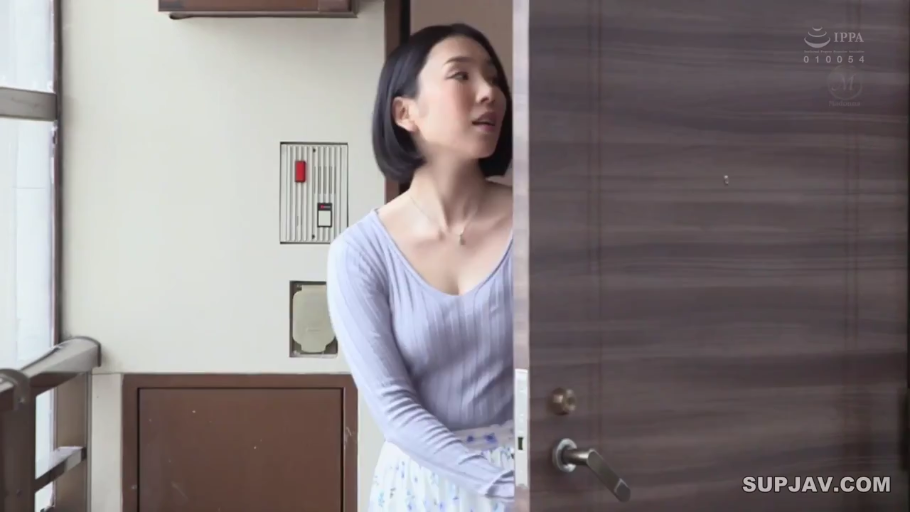 注视 · 人物面部特写 · 浅紫色长袖上衣 · 室内门口 · 项链