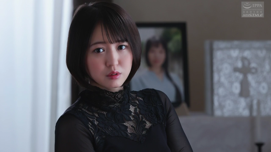 室内 · 坐姿 · 忧郁 · 脸部特写 · 凝视 · 短发 · 遗像 · 黑色蕾丝透视装