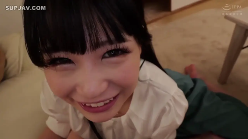 室内 · 俯身 · 微笑 · 白色衬衫 · 面部特写 · 对视 · 长发