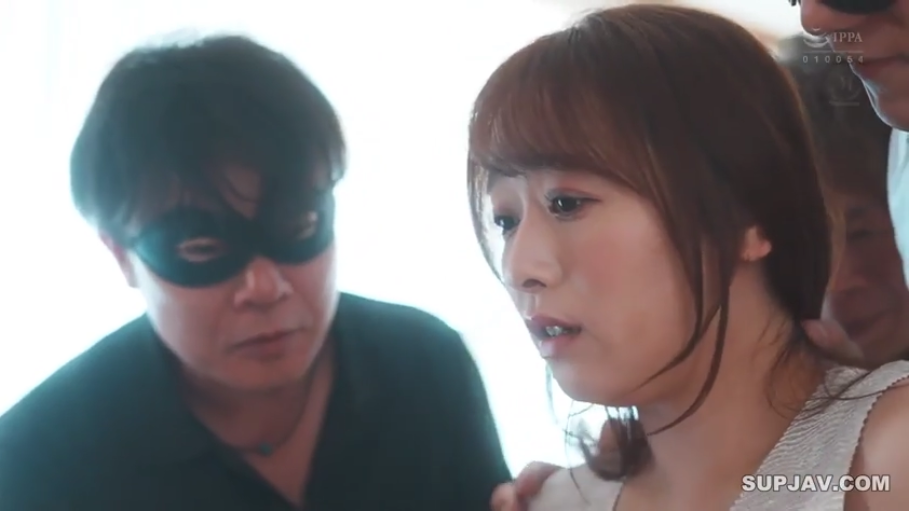 室内 · 不安 · 眼罩 · 蒙面男子特写 · 男子穿黑色上衣