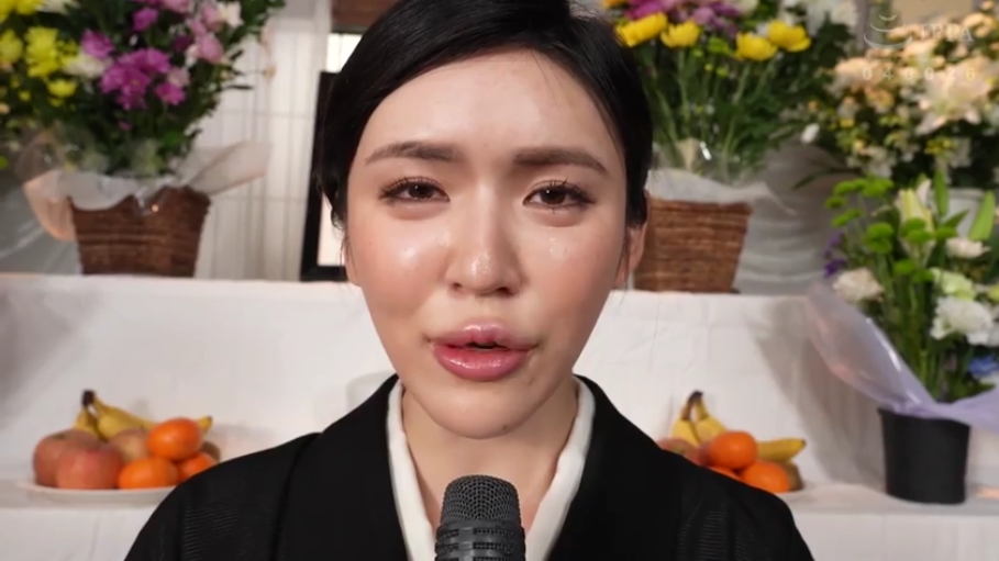 脸部特写 · 正面 · 说话 · 麦克风 · 悲伤 · 灵堂 · 未亡人 · 丧服