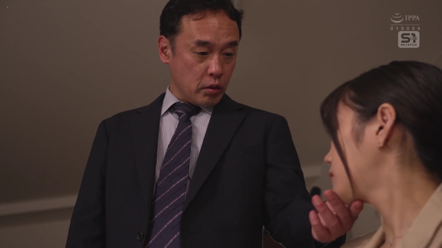 室内 · 认真 · 男士商务西装 · 两人侧面轮廓