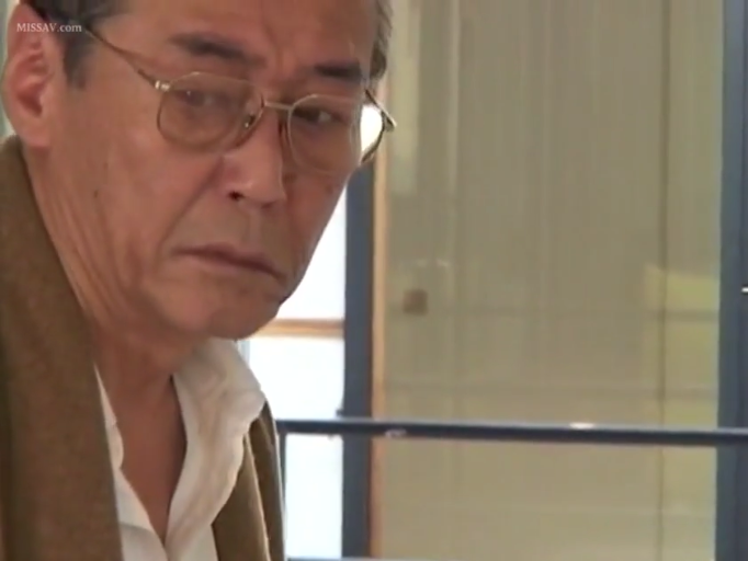 室内 · 严肃 · 眼镜 · 脸部特写 · 站立 · 衬衫 · 凝视 · 大叔