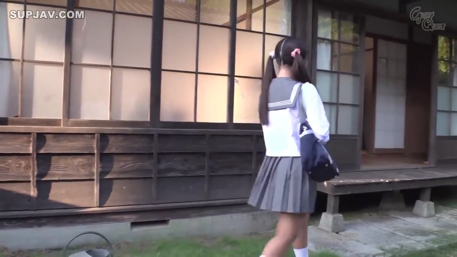 百褶裙 · 无明显表情 · 背影特写 · 学生书包 · 户外日光 · 日式建筑庭院