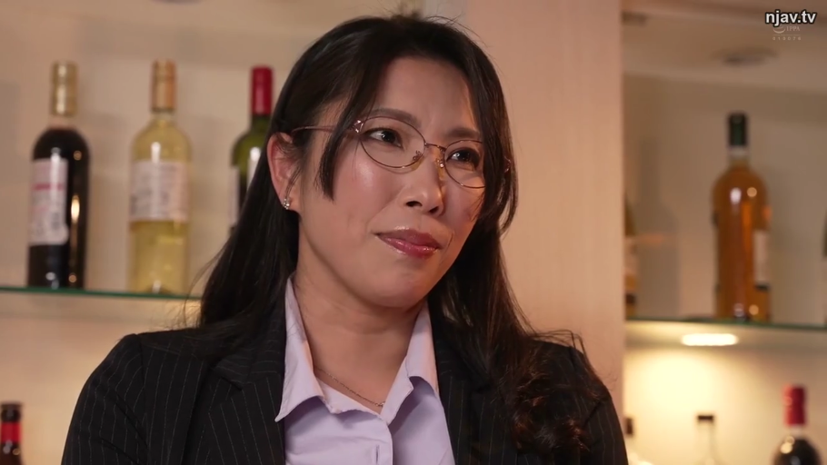 坐姿 · 眼镜 · 脸部特写 · 微笑 · 注视 · 熟女 · 酒吧 · 条纹西装