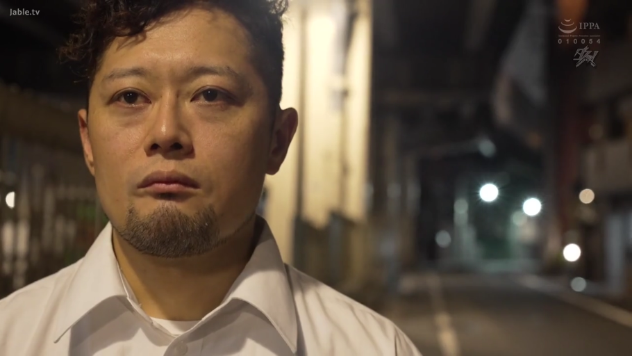 脸部特写 · 白衬衫 · 正面 · 户外街道